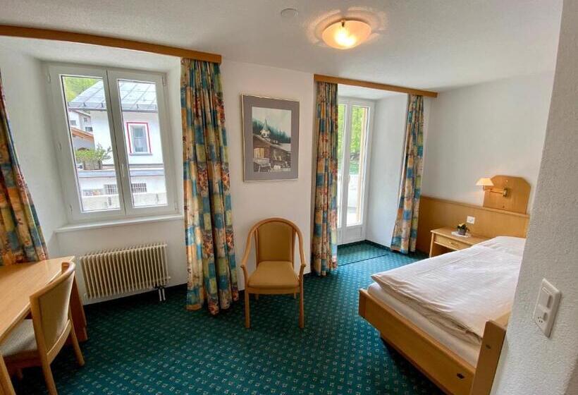 标准单人间, Portjengrat