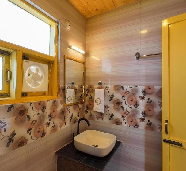 高级大房间, Goroomgo Ghar Bar Boutique Stay Himachal Pradesh   Luxury Room & Mountain View