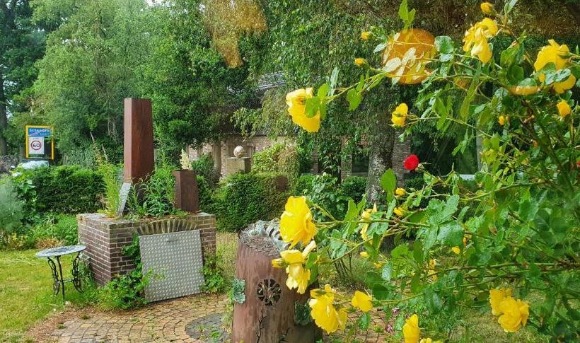 １ベッドルームハウス, Art, Bed & Breakfast