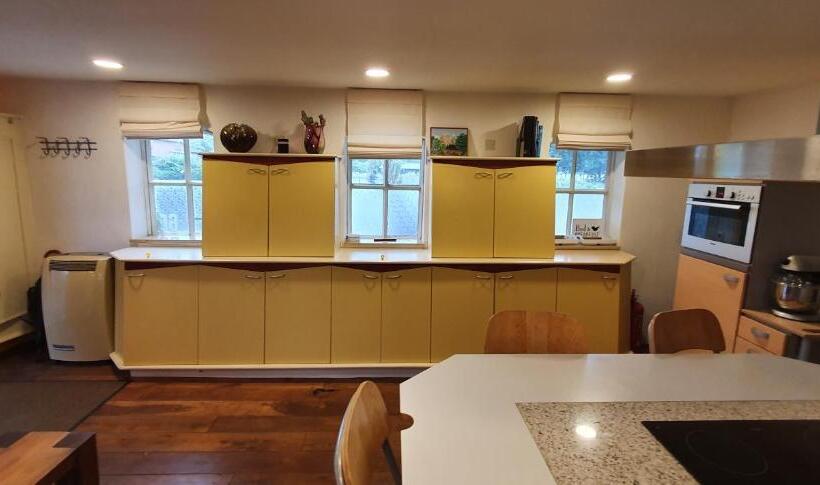 １ベッドルームハウス, Art, Bed & Breakfast