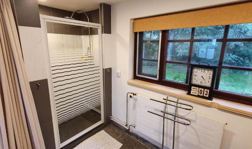 １ベッドルームハウス, Art, Bed & Breakfast