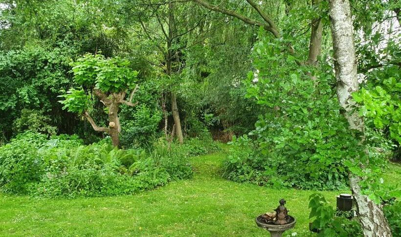 １ベッドルームハウス, Art, Bed & Breakfast