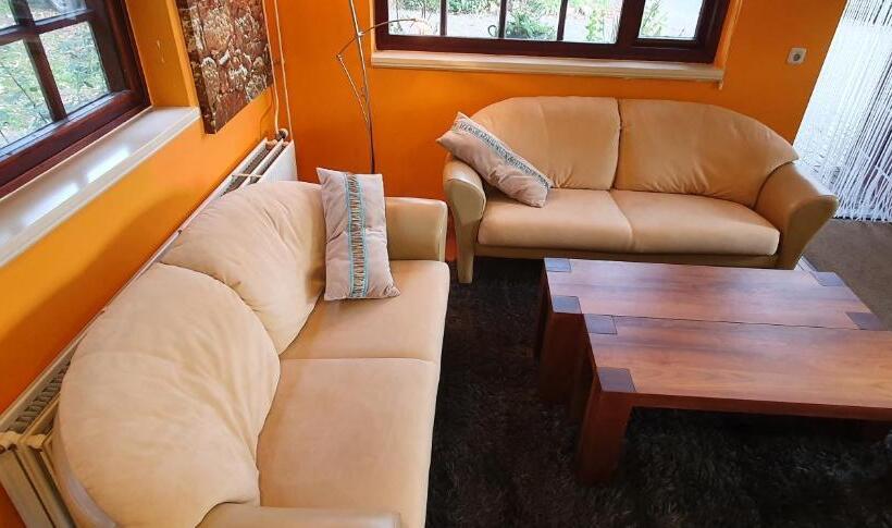 １ベッドルームハウス, Art, Bed & Breakfast