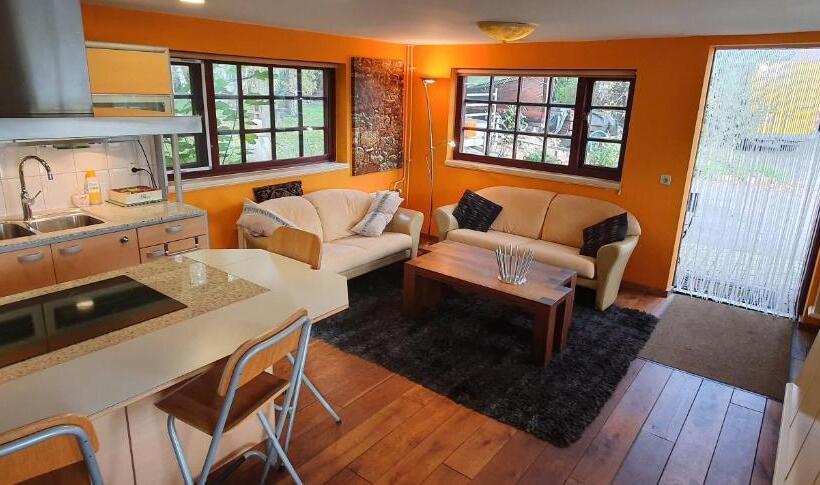 １ベッドルームハウス, Art, Bed & Breakfast