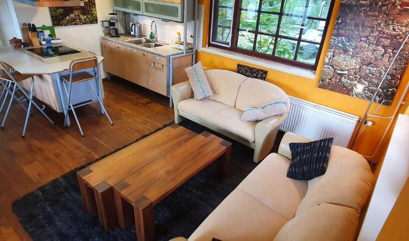 １ベッドルームハウス, Art, Bed & Breakfast