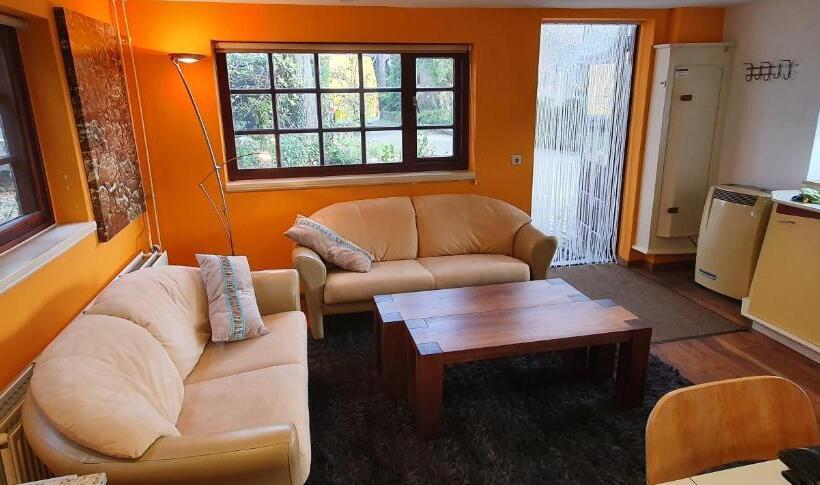 １ベッドルームハウス, Art, Bed & Breakfast