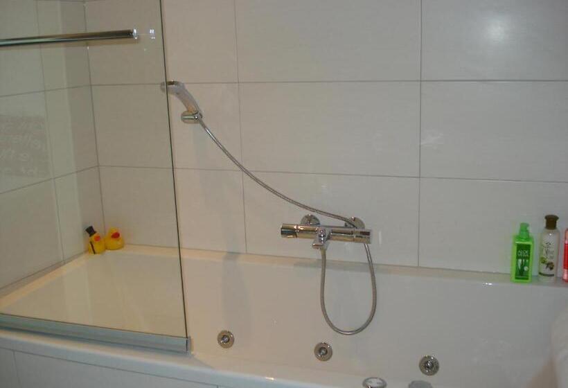 디럭스 자쿠지룸, B & B Leudal