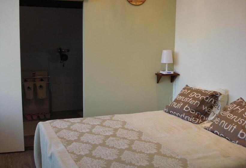 اتاق لوکس با وان آب گرم, B & B Leudal