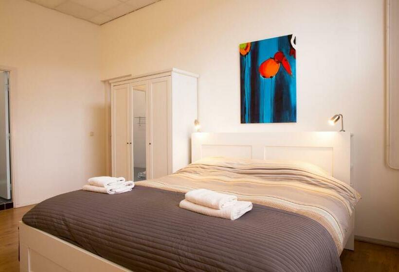 スタンダードルーム, Amsterdam House Of Arts & Crafts