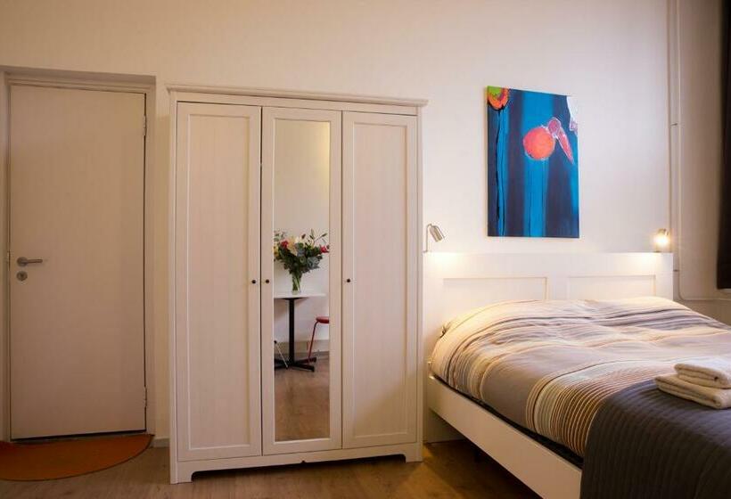 スタンダードルーム, Amsterdam House Of Arts & Crafts