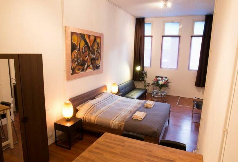 スタンダードルーム, Amsterdam House Of Arts & Crafts