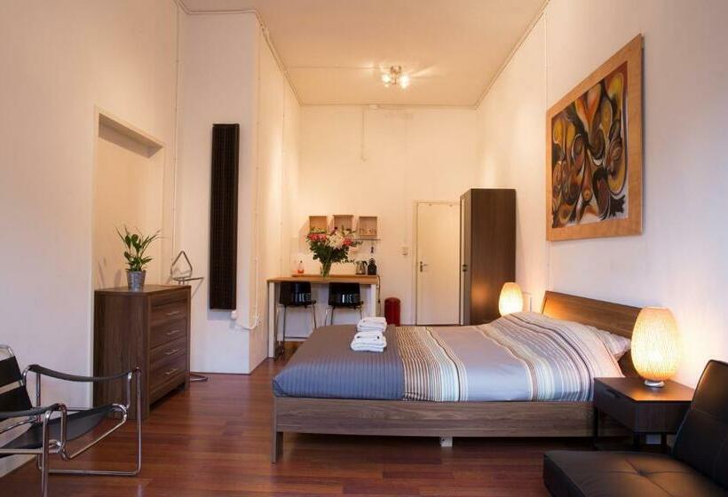 スタンダードルーム, Amsterdam House Of Arts & Crafts