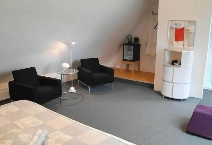 Juniorsviitti, De Vijf Suites