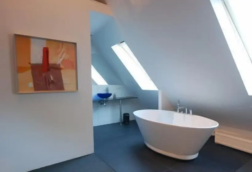 Juniorsviitti, De Vijf Suites