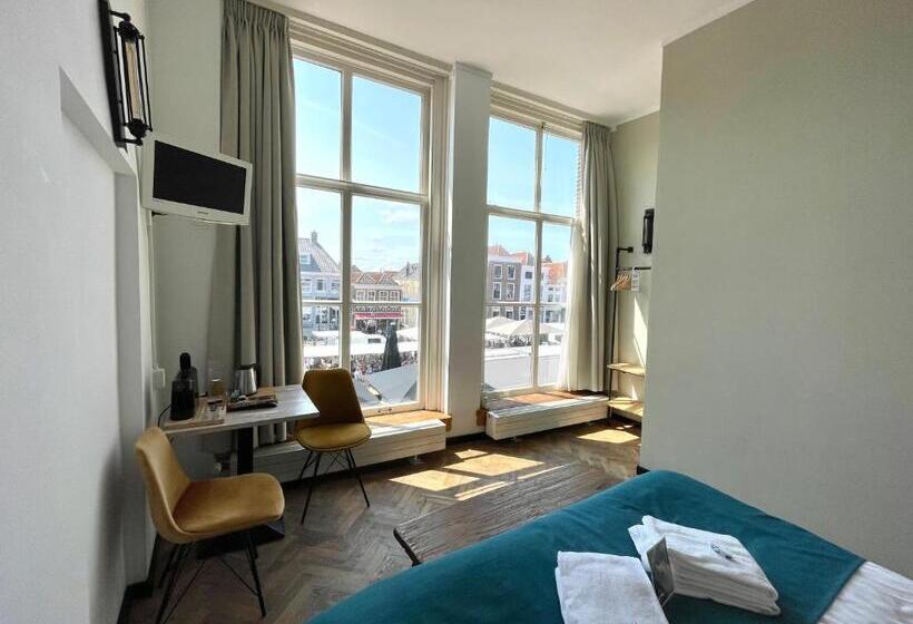 غرفة قياسية مطلة على المدينة, Hector Zierikzee