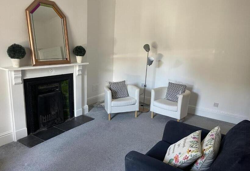 اتاق لوکس, Golden Triangle Townhouse