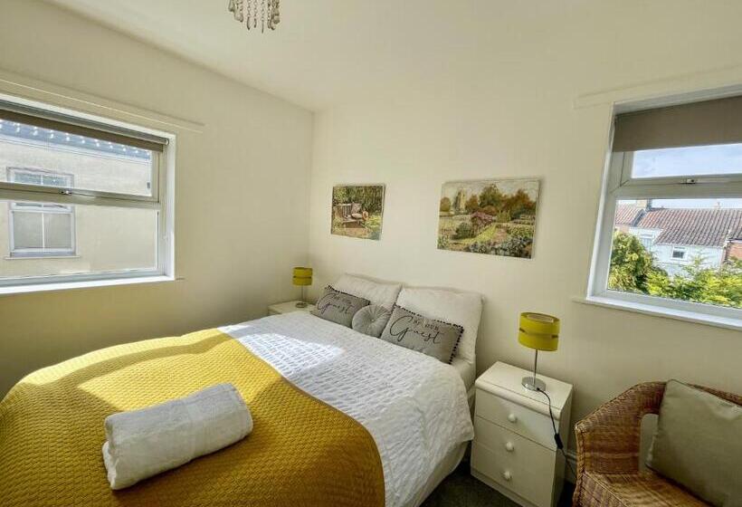 اتاق استاندارد با سرویس بهداشتی مشترک, Golden Triangle Townhouse