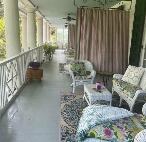 غرفة ديلوكس, Montrose Inn