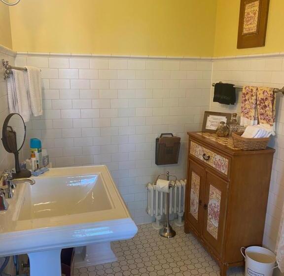 غرفة ديلوكس, Montrose Inn