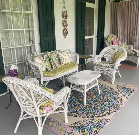 جناح ديلوكس, Montrose Inn