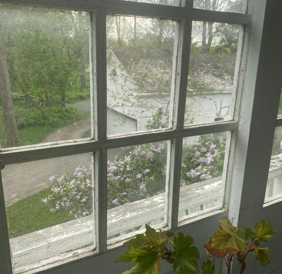 جناح ديلوكس, Montrose Inn