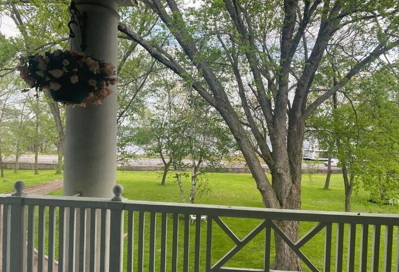 جناح ديلوكس, Montrose Inn