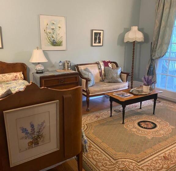 جناح ديلوكس, Montrose Inn