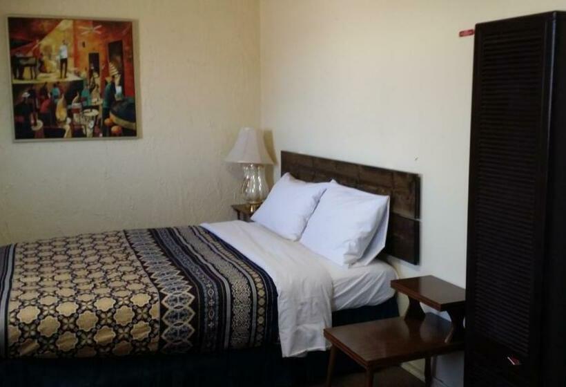家庭套房, Century Ii Motel