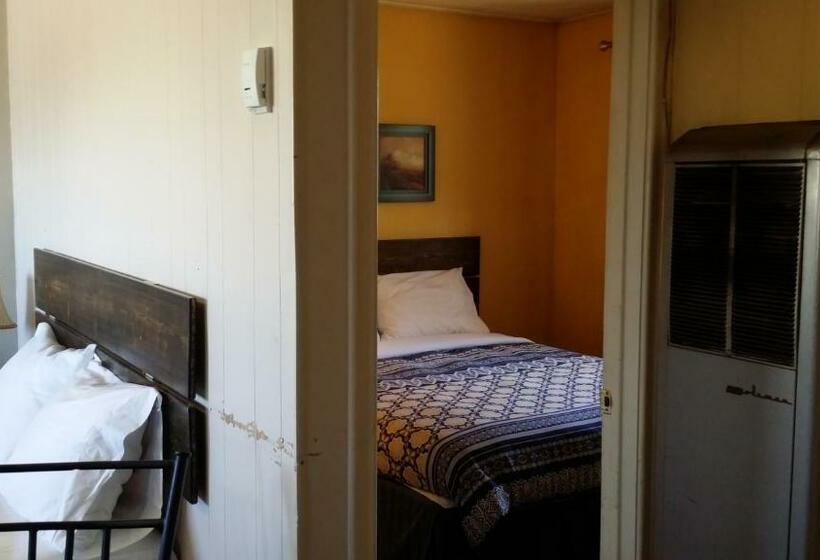 スーペリアールーム, Century Ii Motel