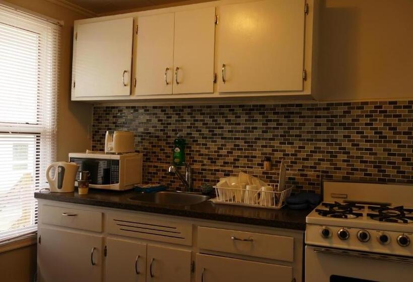 ファミリールーム, The White Horse Motel