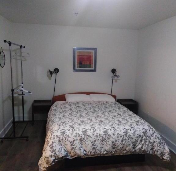 استودیوی استاندارد, Black Rooster Guesthouse