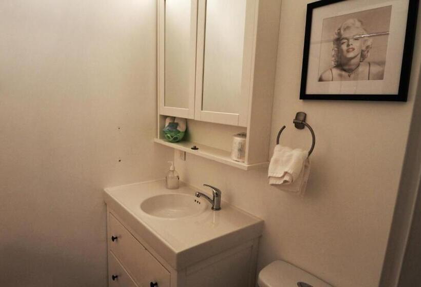 דירת חדר, Black Rooster Guesthouse