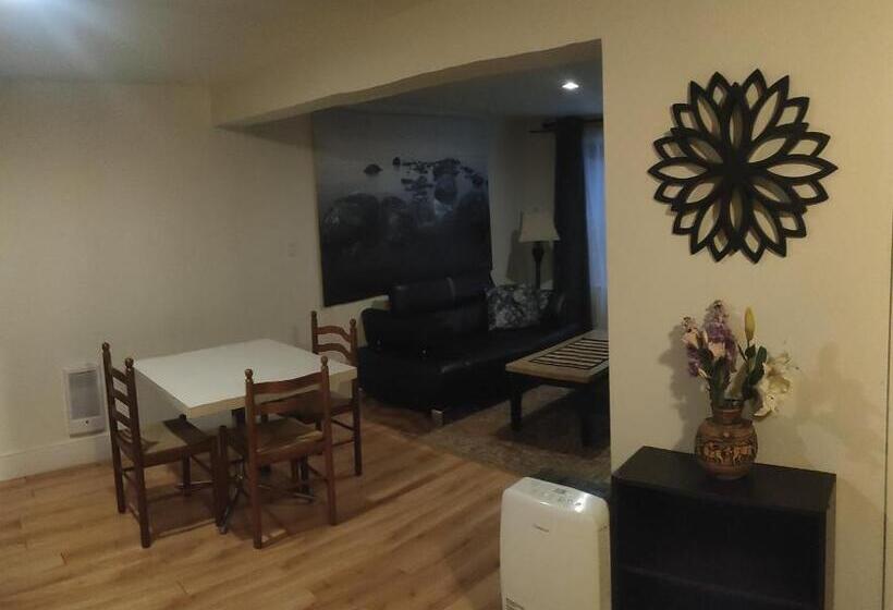 דירת חדר, Black Rooster Guesthouse