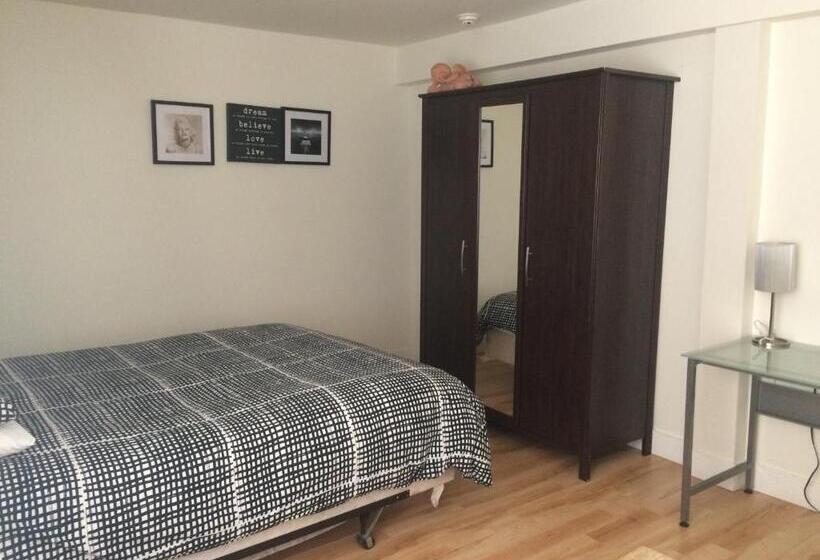 דירת חדר, Black Rooster Guesthouse