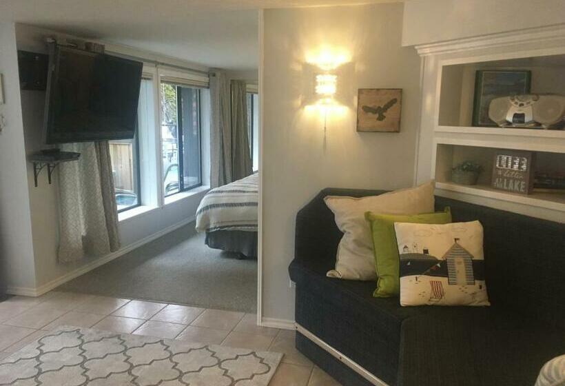 מיטת קינג בסוויטה, Long Lake Waterfront Bed And Breakfast