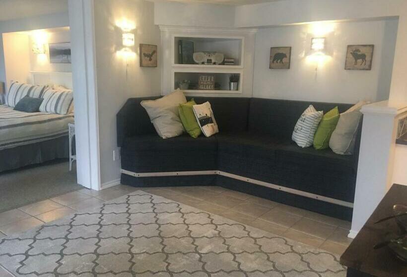 سوئیت با تخت بزرگ, Long Lake Waterfront Bed And Breakfast
