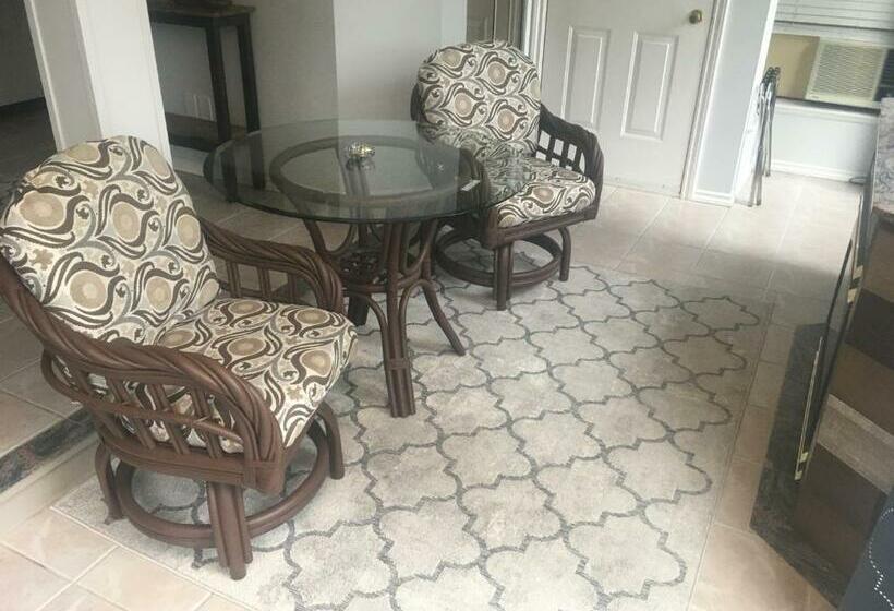 מיטת קינג בסוויטה, Long Lake Waterfront Bed And Breakfast