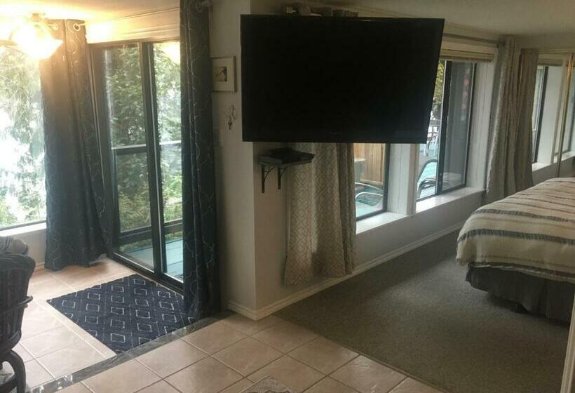 سوئیت با تخت بزرگ, Long Lake Waterfront Bed And Breakfast