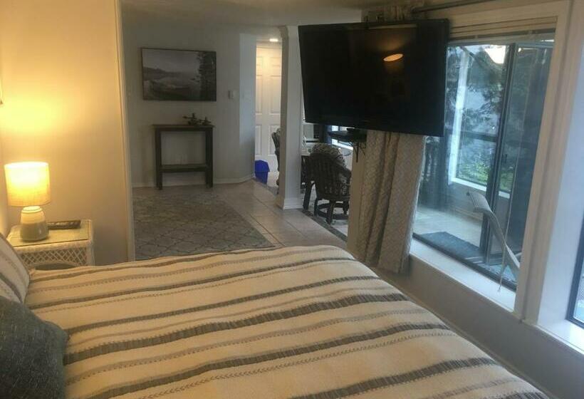 מיטת קינג בסוויטה, Long Lake Waterfront Bed And Breakfast