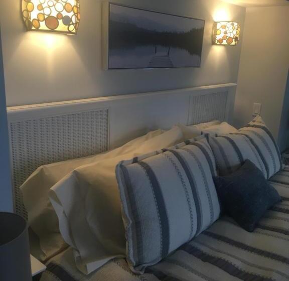 מיטת קינג בסוויטה, Long Lake Waterfront Bed And Breakfast