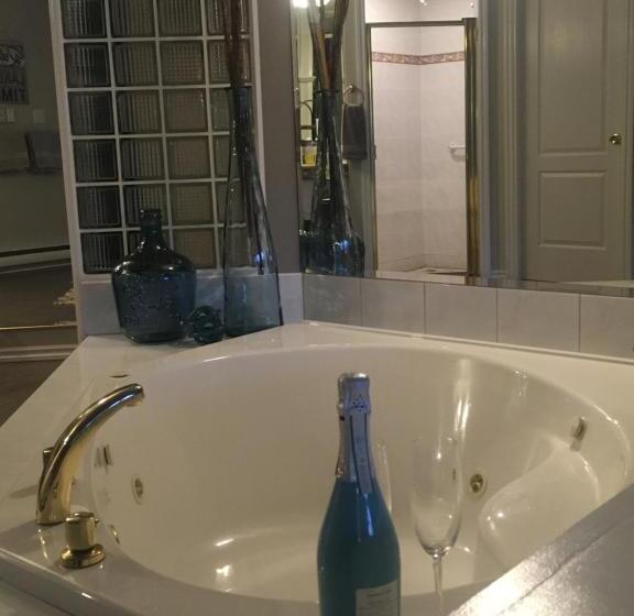 חדר דלוקס עם מיטת קינג, Long Lake Waterfront Bed And Breakfast