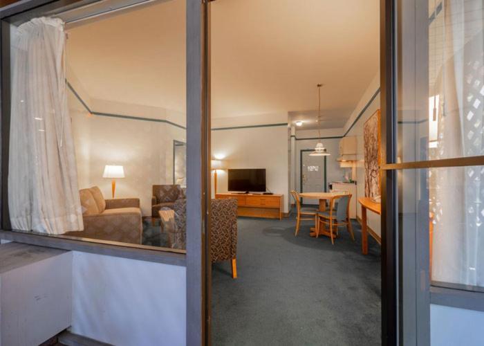 스위트, The Cedars Inn Hotel & Convention Centre