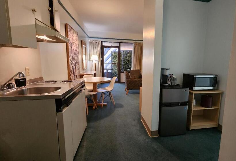 Suite, The Cedars Inn Hotel & Convention Centre