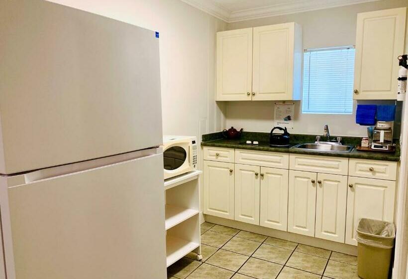 סוויטת 3 חדרי שינה, Traveler's Motel Penticton