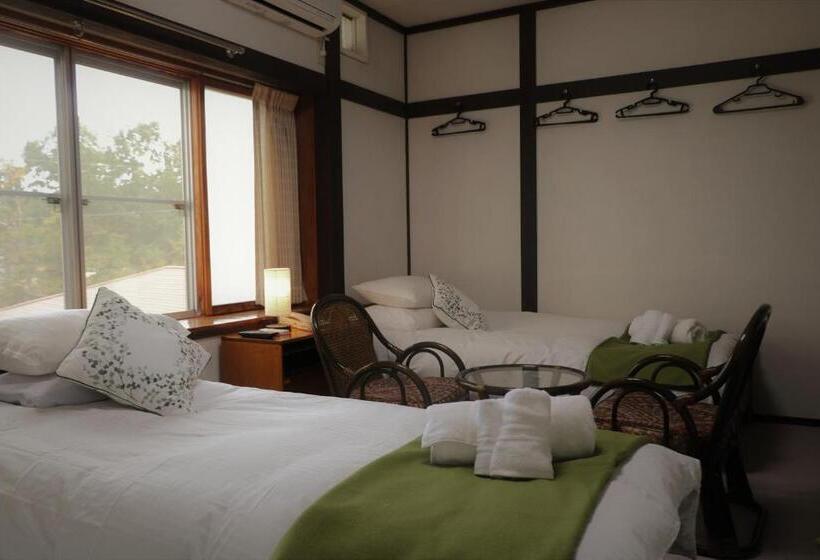 Quarto Quadruplo Estandar Banheiro Compartilhado, White Silver Hakuba