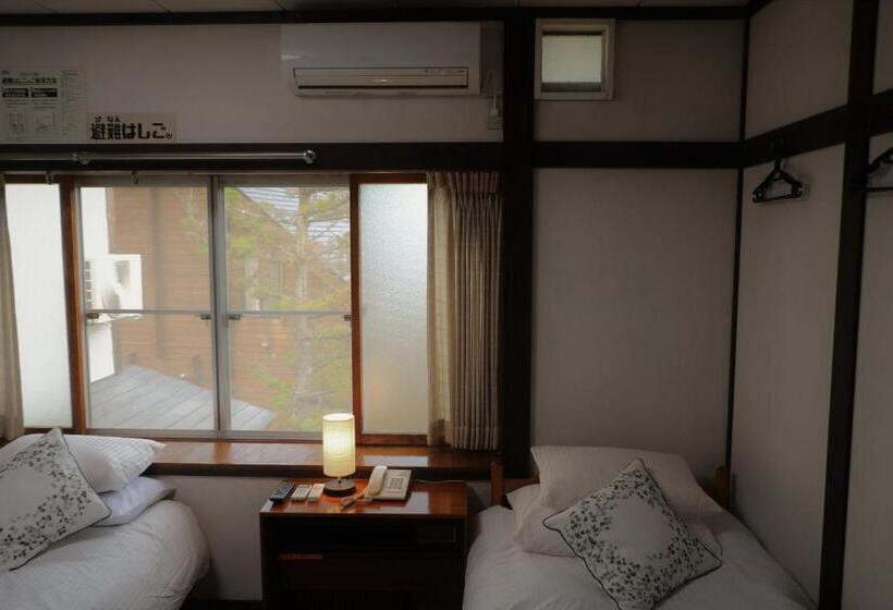 Номер Стандарт Четырехместный Совместный Санузел, White Silver Hakuba