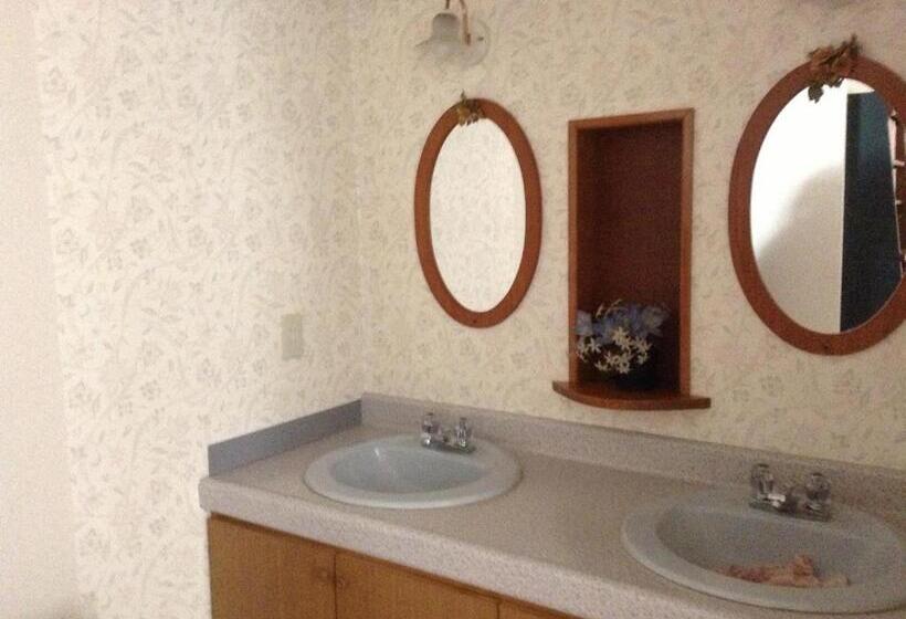 Номер Стандарт Четырехместный Совместный Санузел, White Silver Hakuba