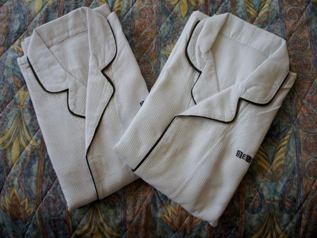 חדר סטנדרט לשלושה, Sentpia