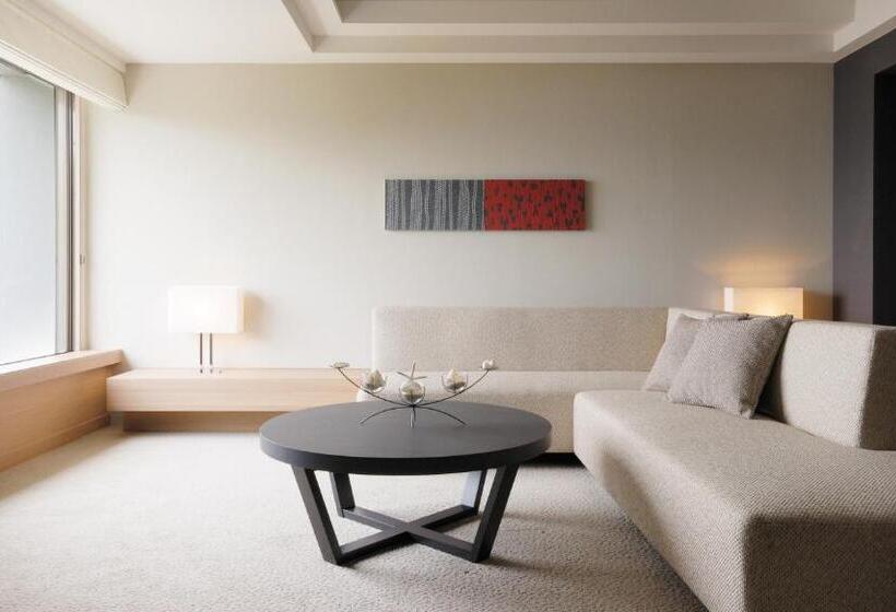 جناح مطلّ علي البحر, Toba  International