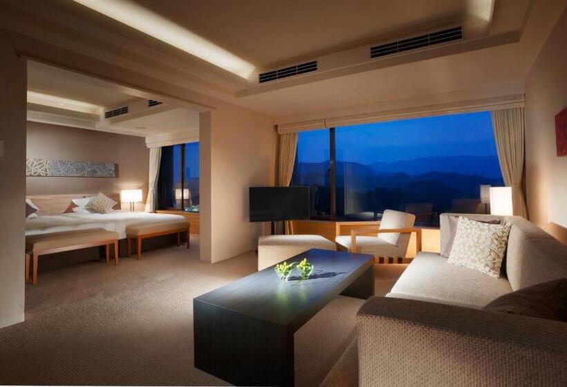 جناح مطلّ علي الجبل, Toba  International